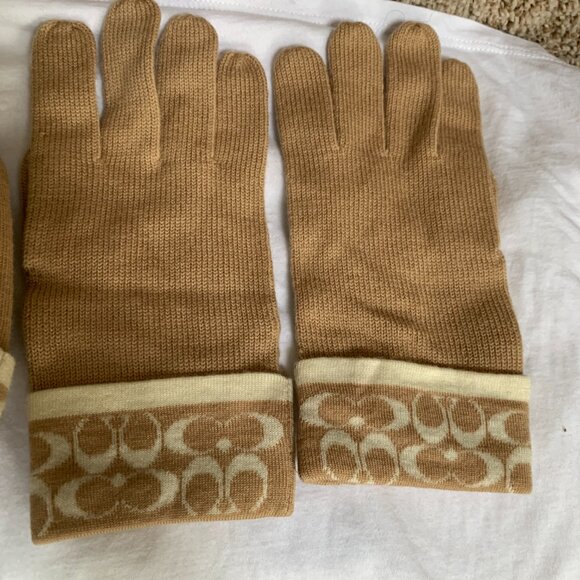 COACH Women\'s FB0461 2Pc. Camel 100% Merino Wool Sig Hat and Glove Set . main image 5